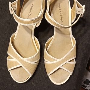 Apostrophe wedge sandles